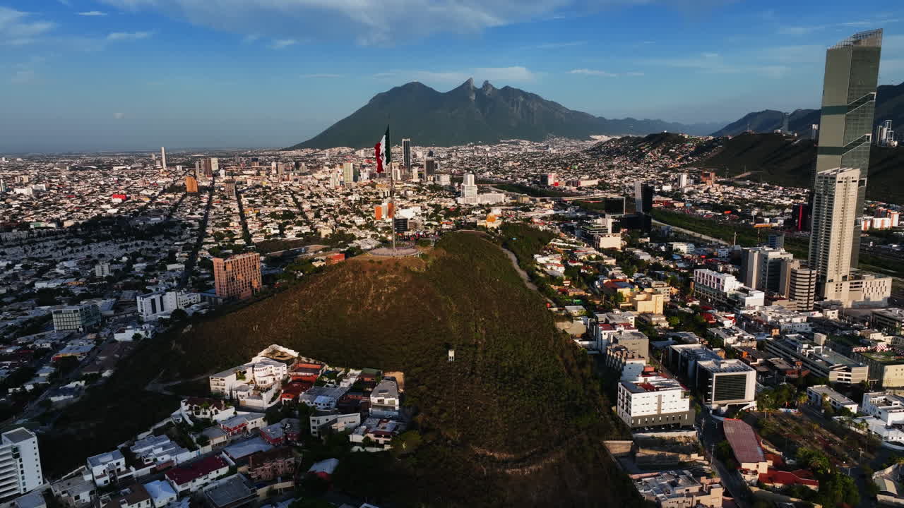 дрон, кружащий мексиканский флаг на вершине бишопского холма, в солнечном монтеррее, мексика