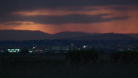 Ciudad-En-El-Fondo-Del-Cielo-Del-Atardecer