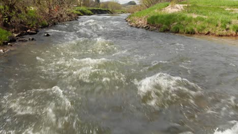 blick auf kleine stromschnellen am pine river in wisconsin