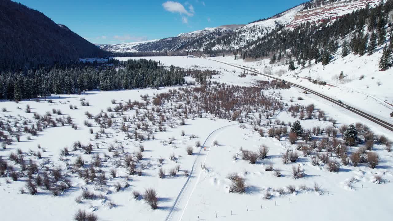 vista aérea de drones de personas esquiando en un sendero en telluride, colorado