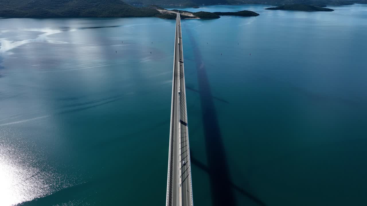 peljesac 다리의 긴 공중 촬영, 물 위에 그 인상적인 구조를 보여주는