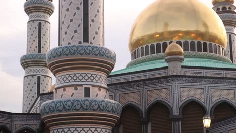 majestosa cúpula dourada refletindo a luz do sol na mesquita jame' asr hassanil bolkiah em bandar seri bagawan em brunei darussalam