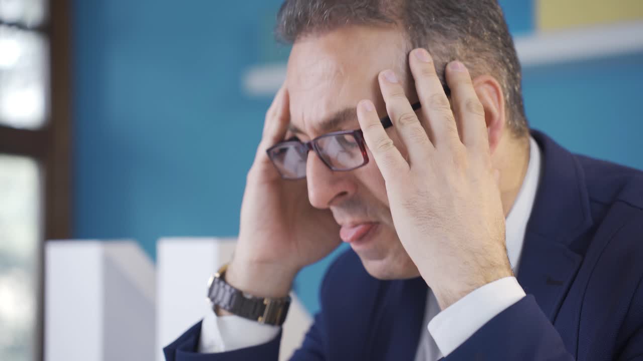 un hombre de negocios deprimido que tiene problemas en los negocios.