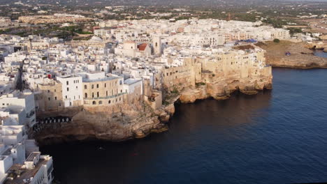 edificios de hotel en un acantilado con vista al mar adriático con restaurantes ubicados en una cueva