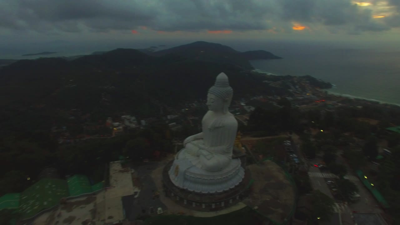 el gran buda en la cima de una colina en la isla de phuket