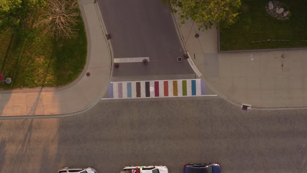 Vista aerea di una piccola parata Pride lungo un marciapiede