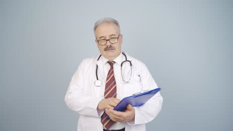médico con fatiga laboral.