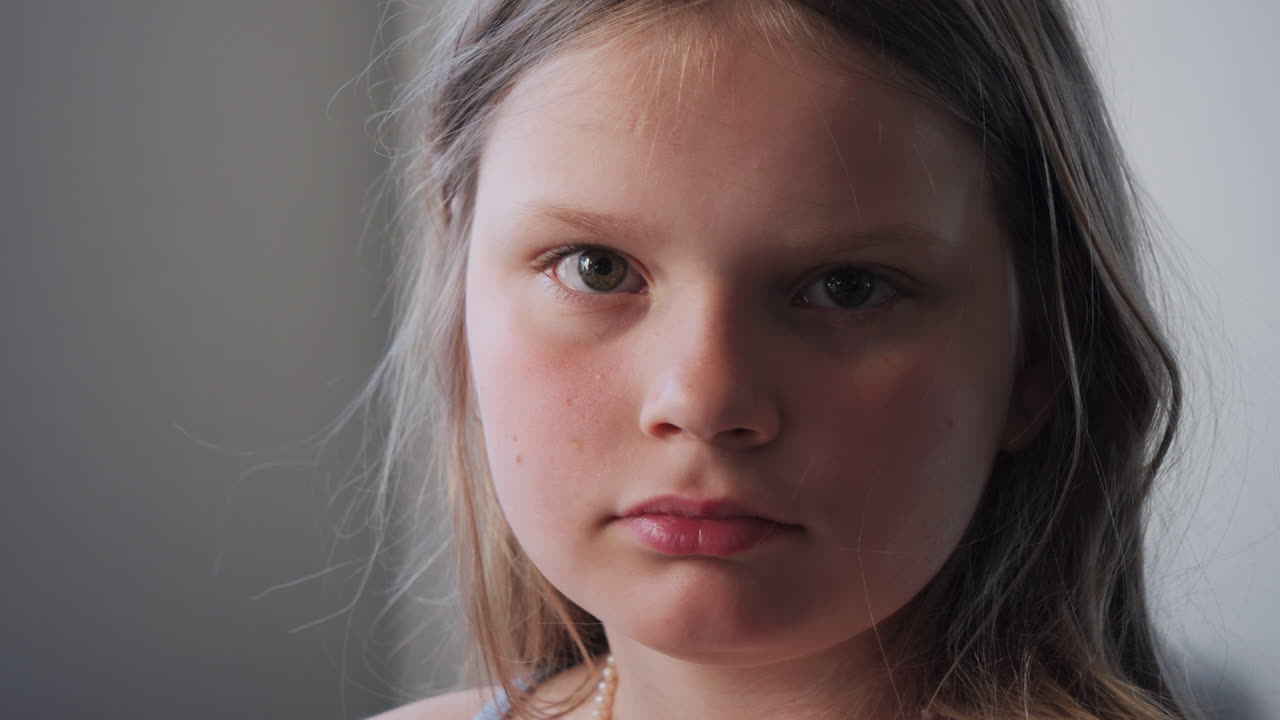 joven feliz mirando a la cámara está sonriendo y luego se pone serio