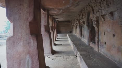 Movimiento-Lento-Hacia-Adelante-A-Través-Del-Templo-Tallado-En-Piedra