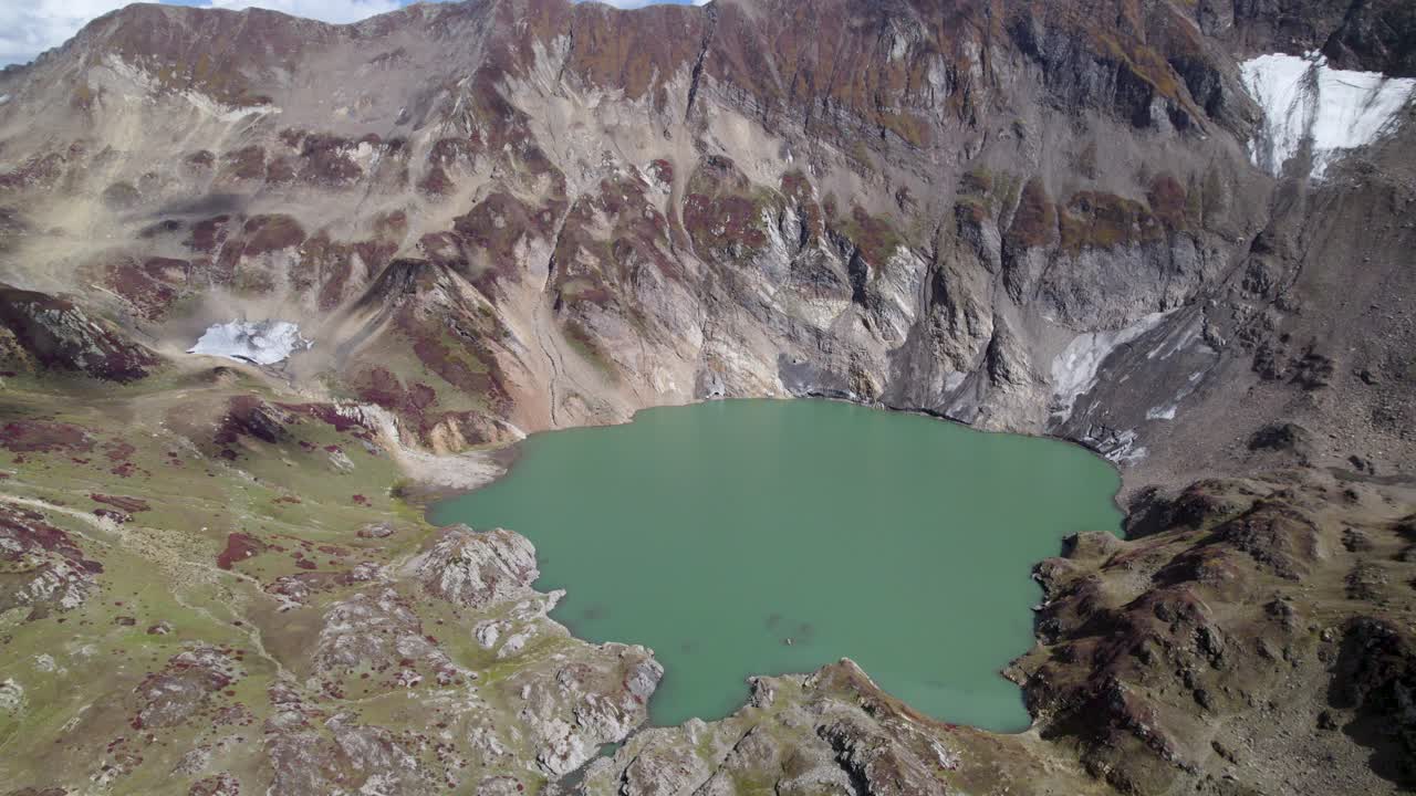 vista aérea del lago patlian desde las montañas fronterizas