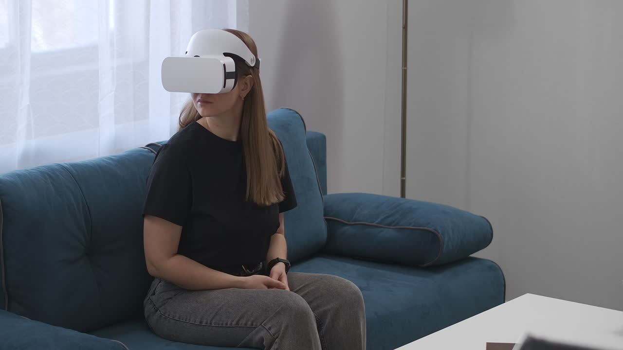 la mujer está viendo el proyecto del interior del apartamento por la tecnología moderna de vr usando una pantalla hmd mirando alrededor de la realidad virtual