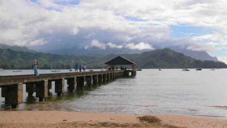 Turismo-En-La-Playa-De-Hanalei-En-Kauai-Hawaii