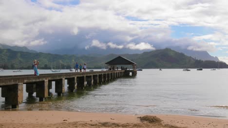 turismo en la playa de hanalei en kauai hawaii