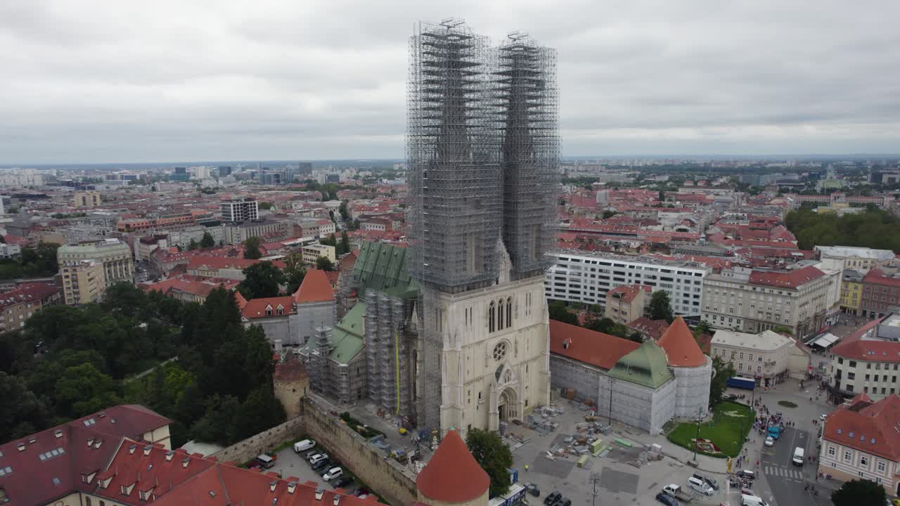 지진 후 건설 중인 상징적 인 둥이 첨탑 을 가진 자그레브 대성당