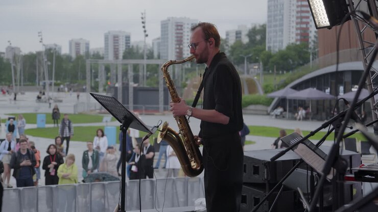 Sassofonista che si esibisce in concerto all'aperto in un parco cittadino