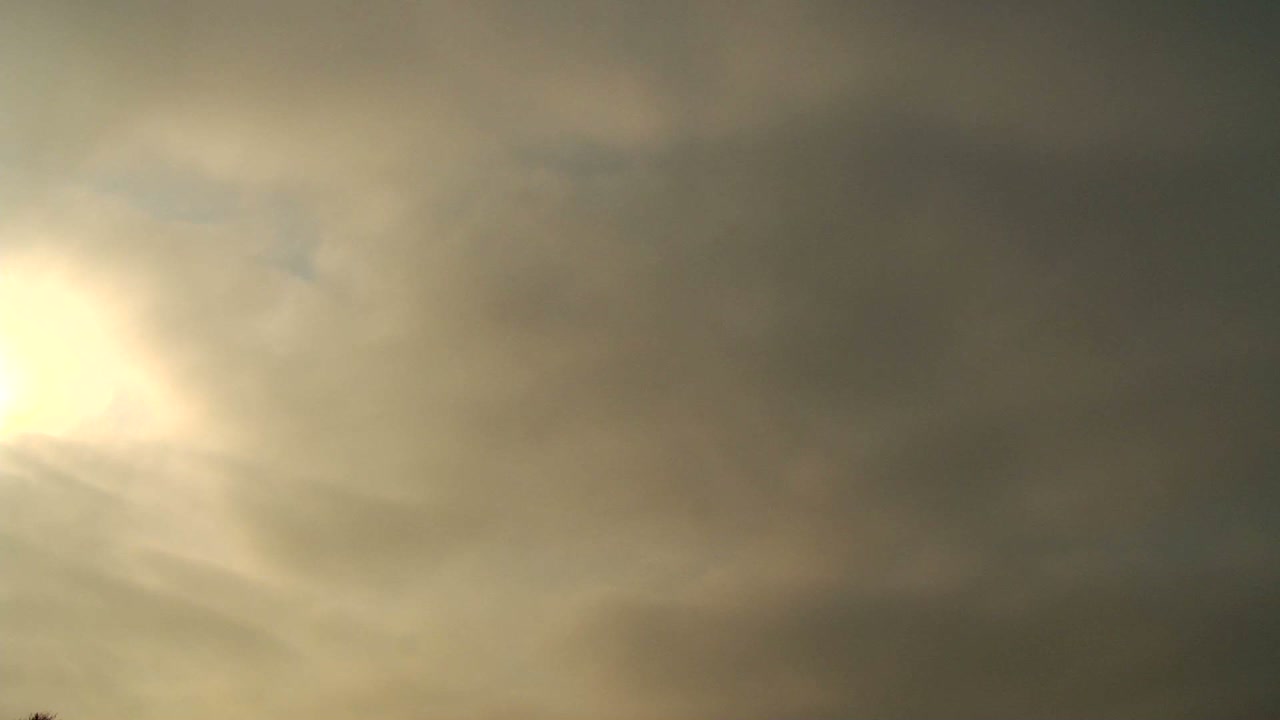 짙은 갈색 구름이 타임랩스에서 오버헤드 이동