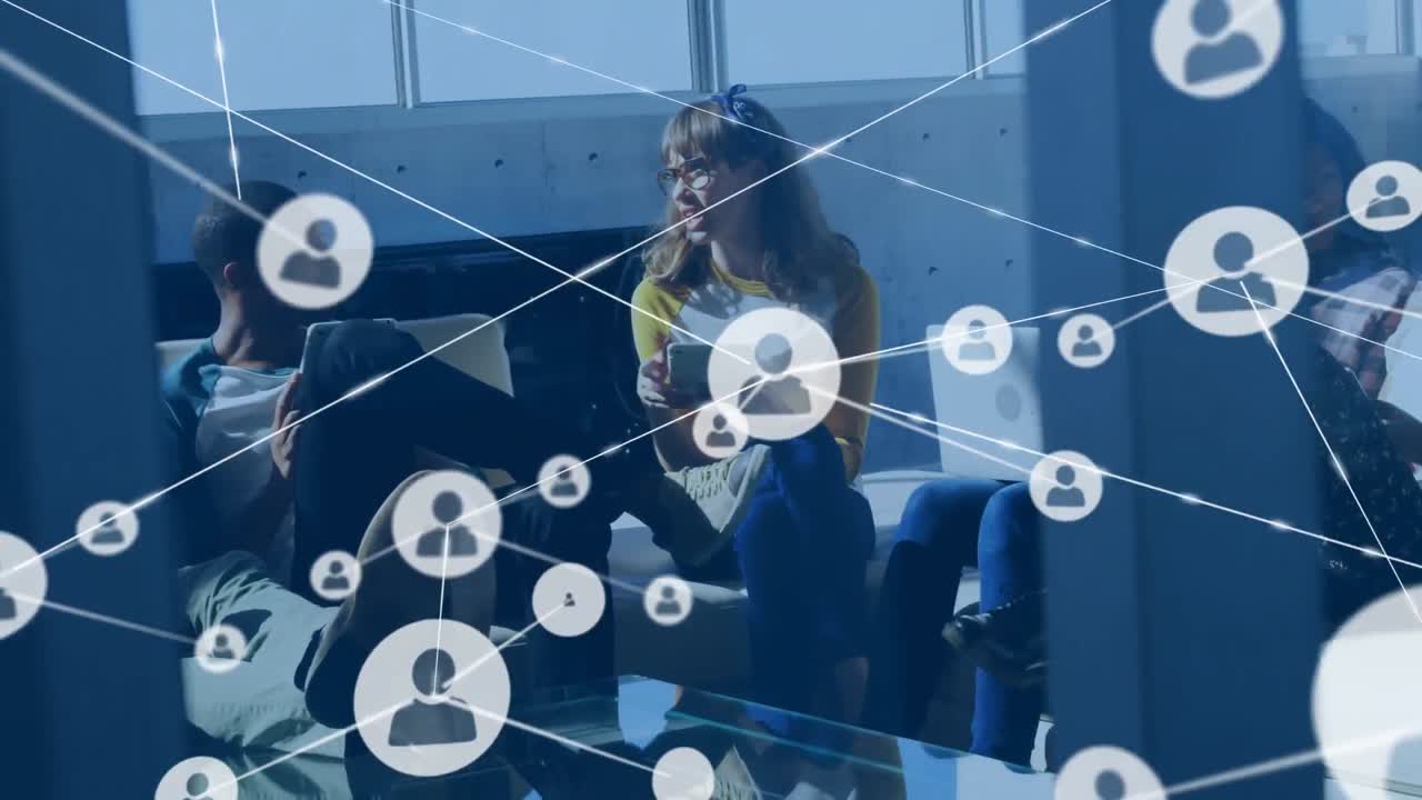 Animazione di una rete di icone profilo su diversi colleghi che discutono insieme in ufficio.