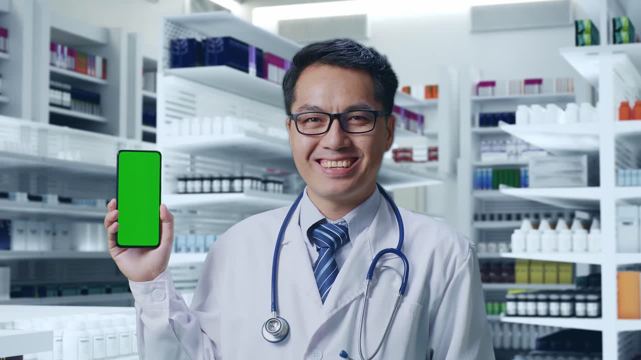 녹색 화면 스마트폰을 들고 있는 약국 의사
