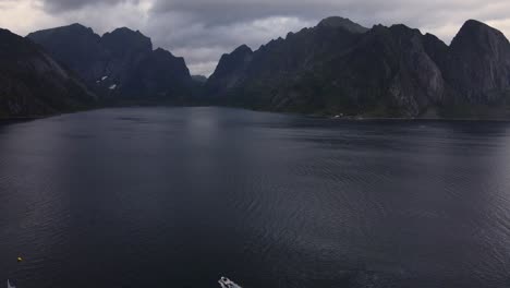 reinefjord fjord和北方 moskenes 市的陡峭山崖,从空中显示萨克里索伊和雷恩村的海岸,挪威在黄昏时