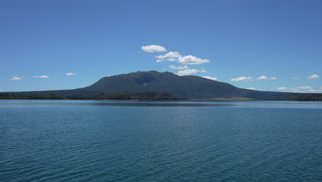 Blick-Auf-Den-Vulkan-Tarawera-Vom-Kratersee-In-Rotorua,-Neuseeland