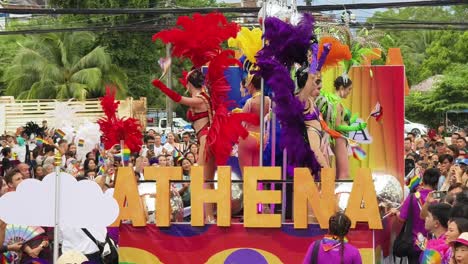 el desfile del orgullo de atenea