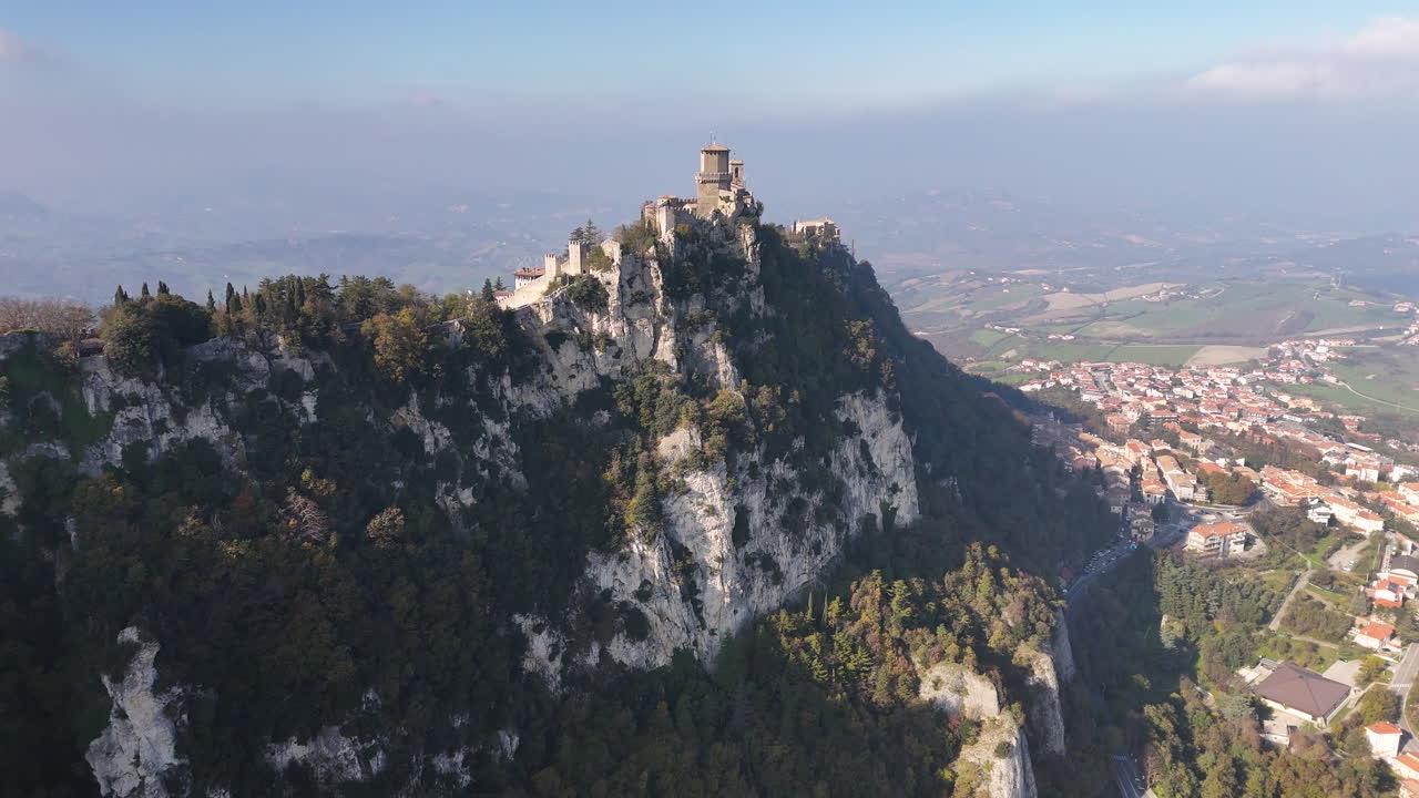 산마리노에서 가장 오래된 요새인 구아타의 공중 전망, 언덕으로 둘러싸여 있습니다.