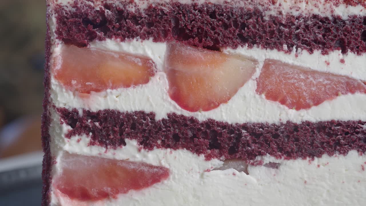 딸기 가득 찬 은 벨 케이크의 클로즈업