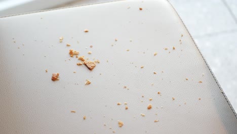 migas en una silla