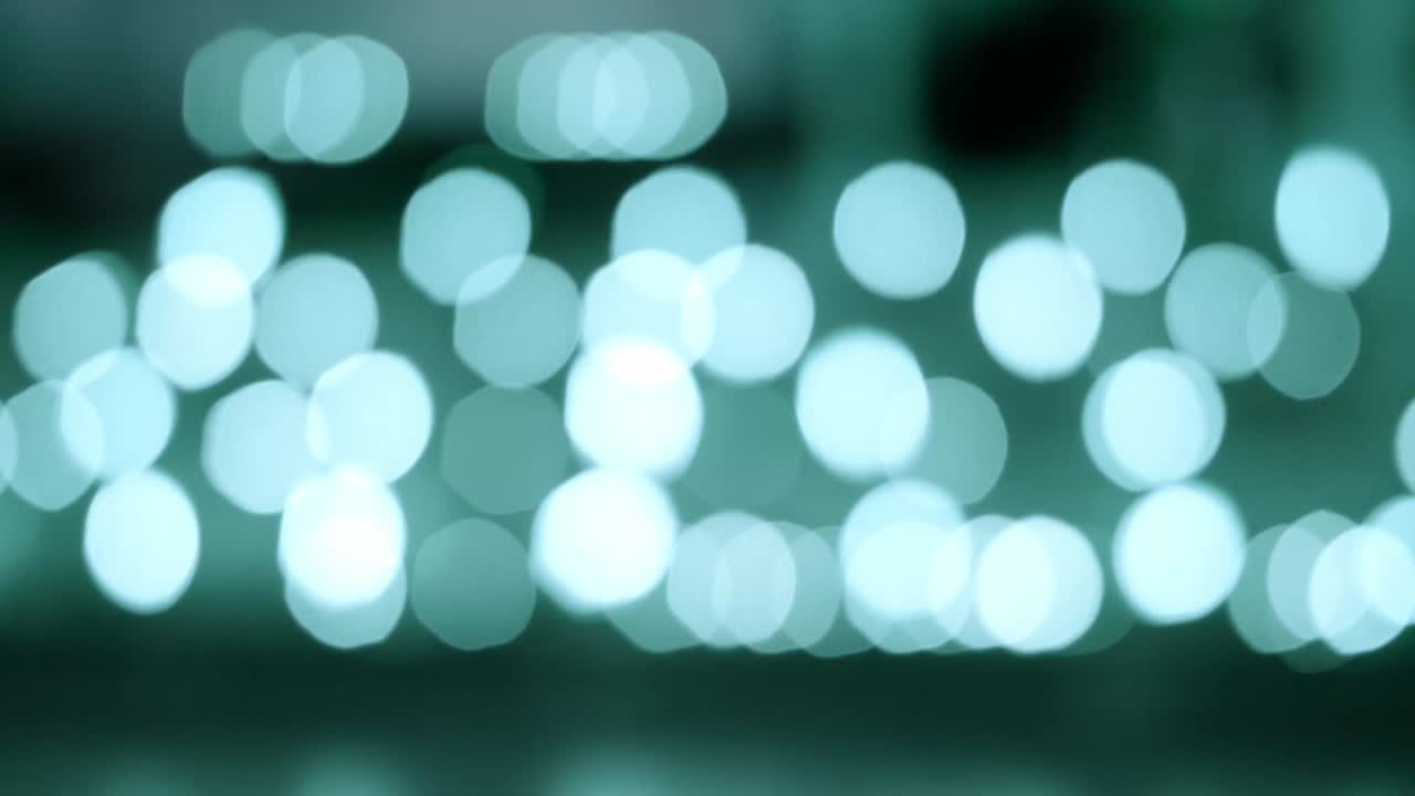 야간에 태국 란나 랜턴의 빛의 녹색 추상 보케 배경, 이  축제의 축제 개념.