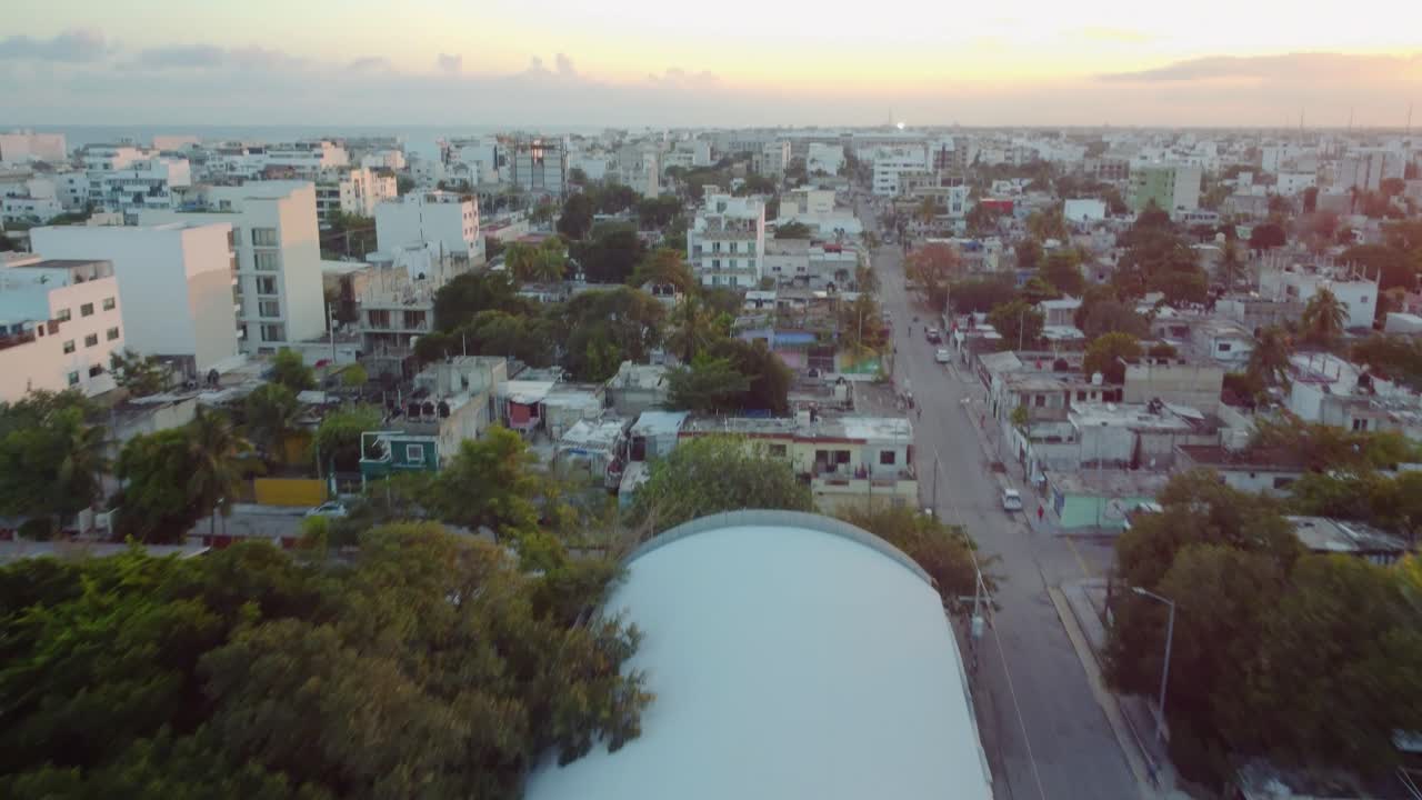 de las calles de un hermoso pueblo costero al horizonte infinito con un cálido atardecer, playa del carmen