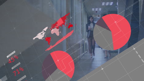 디지털 그래프, 프로그래밍 데이터 및 지도의 애니메이션으로 여성 동료들이 복도에서 대화를 나누고 있습니다.