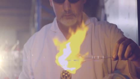 animación de luz brillante sobre el hombre caucásico que trabaja en el taller