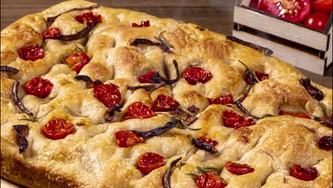 Focaccia-Italiana-Tradicional-Con-Pepperoni,-Tomates-Cherry,-Aceitunas-Negras,-Romero-Y-Cebolla---Focaccia-Casera-De-Pan-Plano