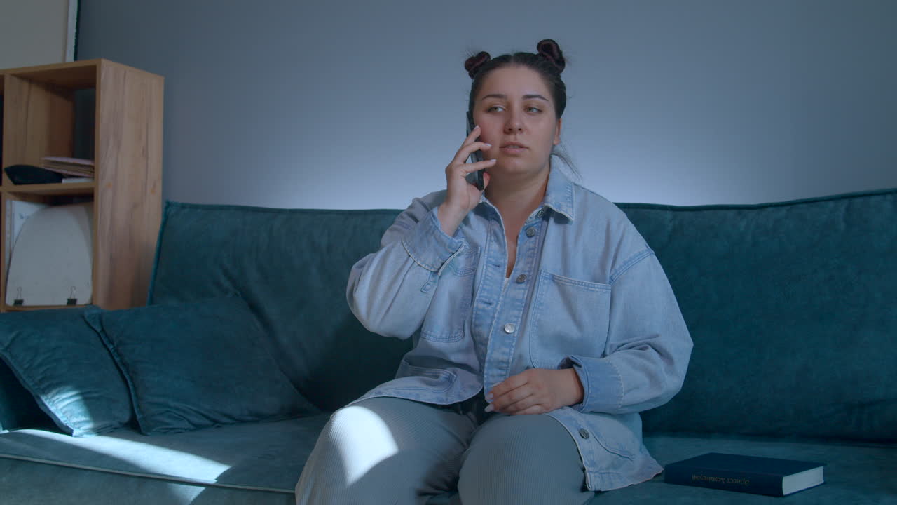 mujer hablando por teléfono en casa