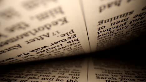 empujando la lente hacia el centro de la página de un libro lentamente