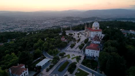 vista aérea del santuario de bom jesus al atardecer en braga, norte de portugal