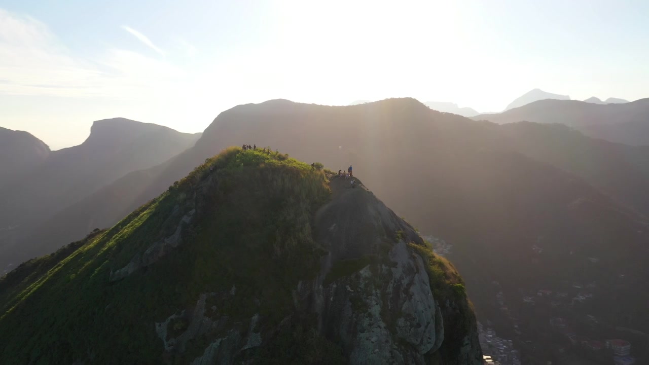 Veduta aerea della cima del Morro Dois Irmãos a Rio de Janeiro, raggi di luce