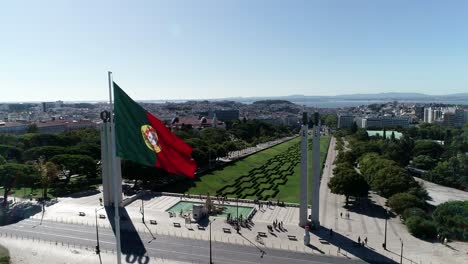 Portugals-Nationalflagge-Weht-In-Lissabon,-Portugal