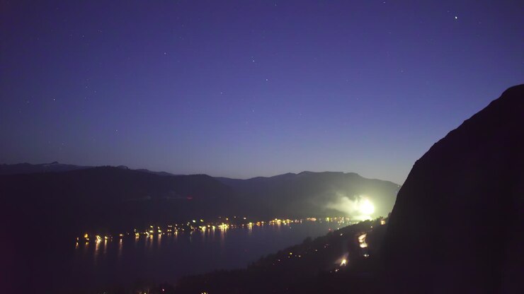 Ampia inquadratura dall'alto di fuochi d'artificio che illuminano il cielo notturno sopra il lago Donner a Truckee, California, durante la celebrazione del 4 luglio