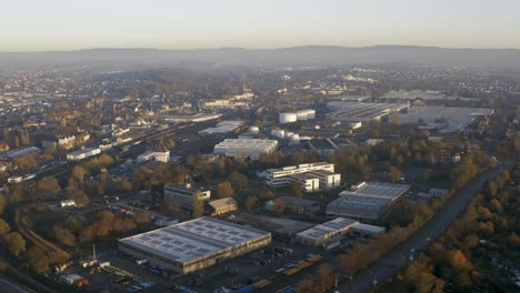 Drohnenaufnahme-Der-Stadtlandschaft-Von-Kassel-In-Schönem,-Weichem-Sonnenlicht-Und-Mit-Nebel-Bedeckt