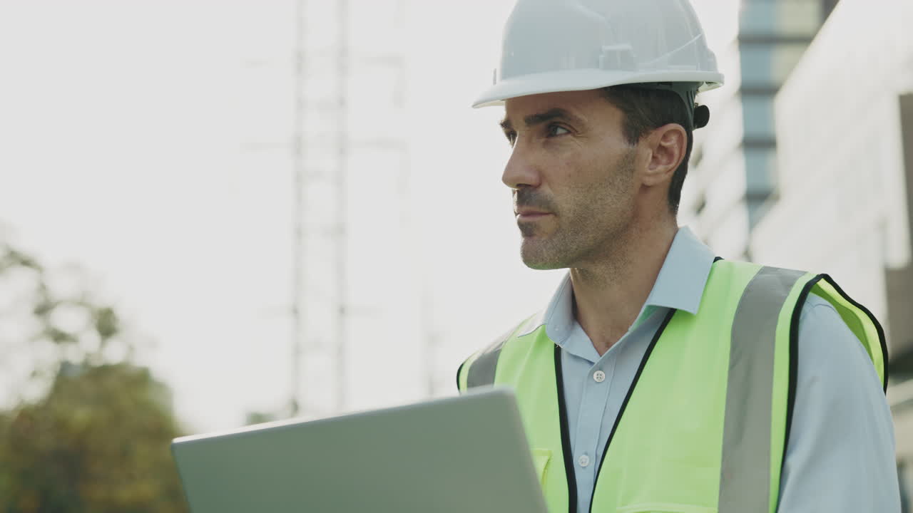 Obrero de la construcción con portátil