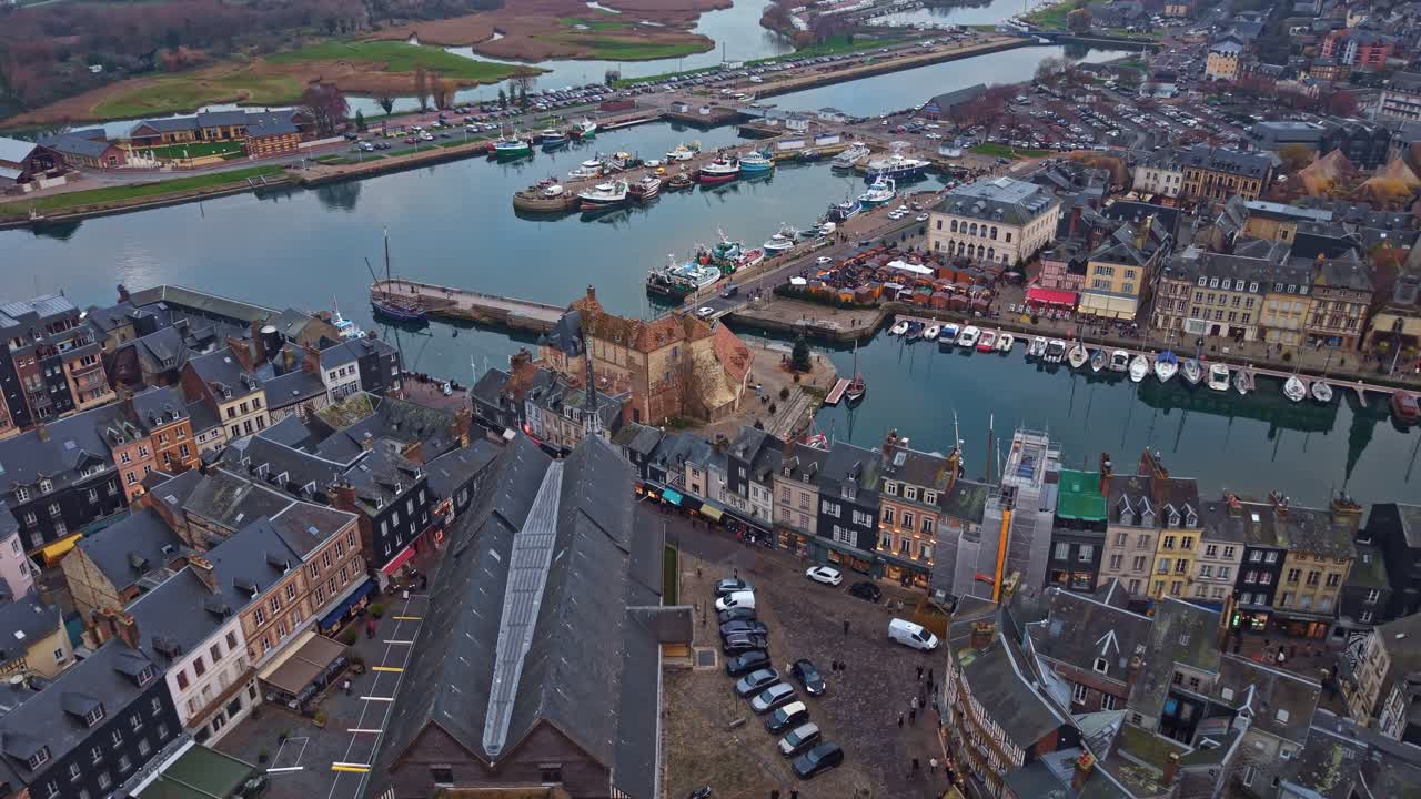 Storica chiesa in legno di Santa Caterina, centro storico e porto a Honfleur, Francia. Vista aerea frontale.