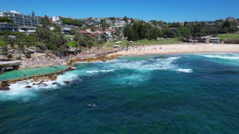 Pintoresca-Playa-De-Bronte-Con-Piscina-De-Baños-De-Bronte-En-Australia---Toma-Aérea-De-Drones