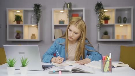 studentin im fernunterricht.