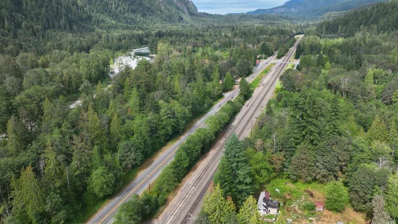 vista aérea alta de las vías del tren que atraviesan las montañas cascade en el estado de washington
