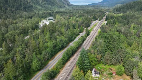 Vista-Aérea-Alta-De-Las-Vías-Del-Tren-Que-Atraviesan-Las-Montañas-Cascade-En-El-Estado-De-Washington