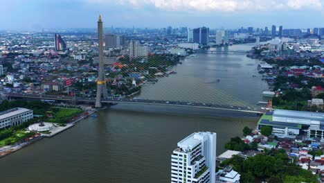 coches conduciendo en el puente rama viii cruzando el río chao phraya con vistas a la ciudad de bangkok en tailandia