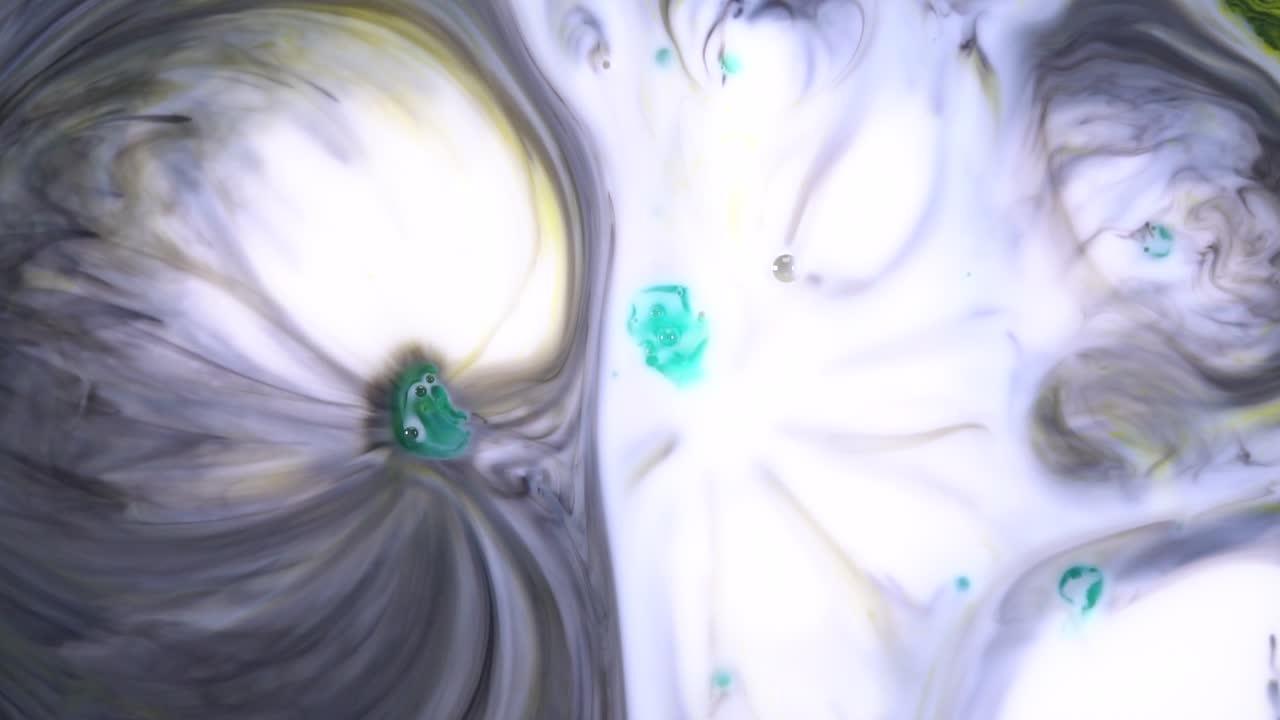 추상적인 액체 예술과 회전하는 색상