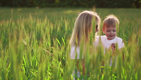 Glückliche-Familie,-Die-Spaß-Hat.-Ein-Kleiner-Junge-Mit-Braunem,-Lockigem-Haar-Und-Seine-Mutter-Mit-Rotbraunem-Haar-Zeigen-Einander-Den-Daumen-Nach-Oben.-Außenaufnahme