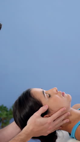 paciente femenina que recibe masaje en el cuello forma fisioterapeuta
